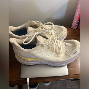 HOKA CLIFTON 8